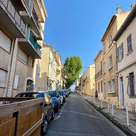 Daire Equipe-climatise Avec Balcon Au Mourillon A 20m De La