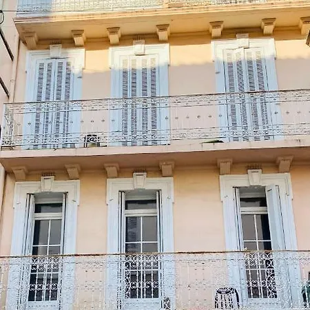 Equipe-climatise Avec Balcon Au Mourillon A 20m De La Daire